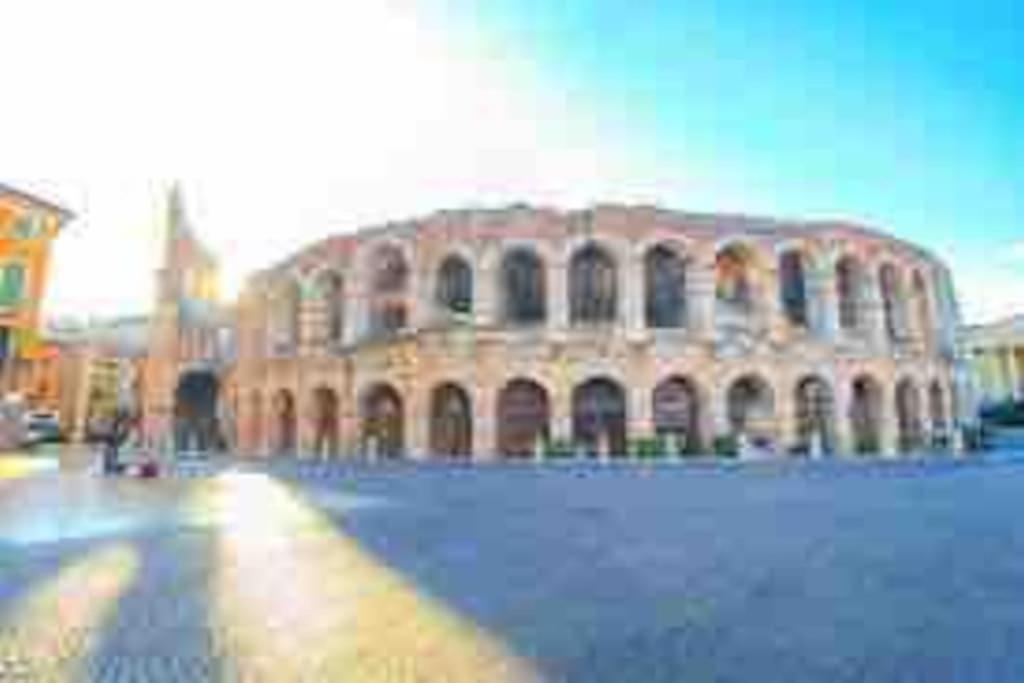 Graziosa Mansarda Centro Verona Luaran gambar